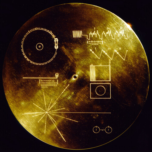 <b>LANGT UNNA:</b> Denne platen med informa­sjon om livet på jorda finnes om bord på Voyager-sondene.