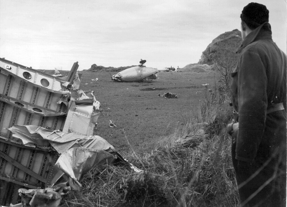 <b>HAVARIET:</b> Halmstakken som reddet Bladhs liv. I forgrunnen vrakdelene. Flyet ble smadret og gikk fullstendig i oppløsning.