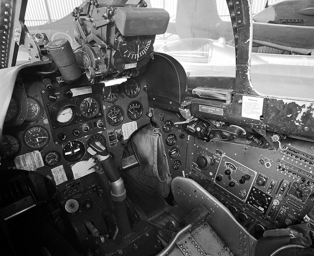 <b>COCKPIT:</b> Pilotens arbeidsplass i en J 29. I midten den kunstige horisonten som kunne låse seg, og var årsak til noen av de første havariene.