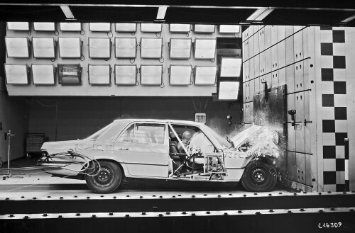 <b>KRASJTEST:</b> Daimler-Benz var blant de første som begynte med kollisjonstester. 