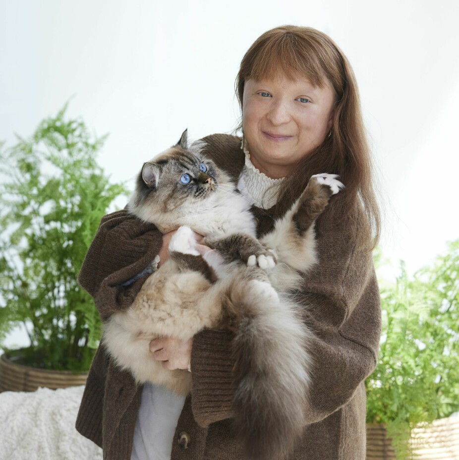 <b>KOS MED KATT:</b> Det er mye selskap og glede med katten Mozart, som bor sammen med Victoria og sønnen Yousef.
