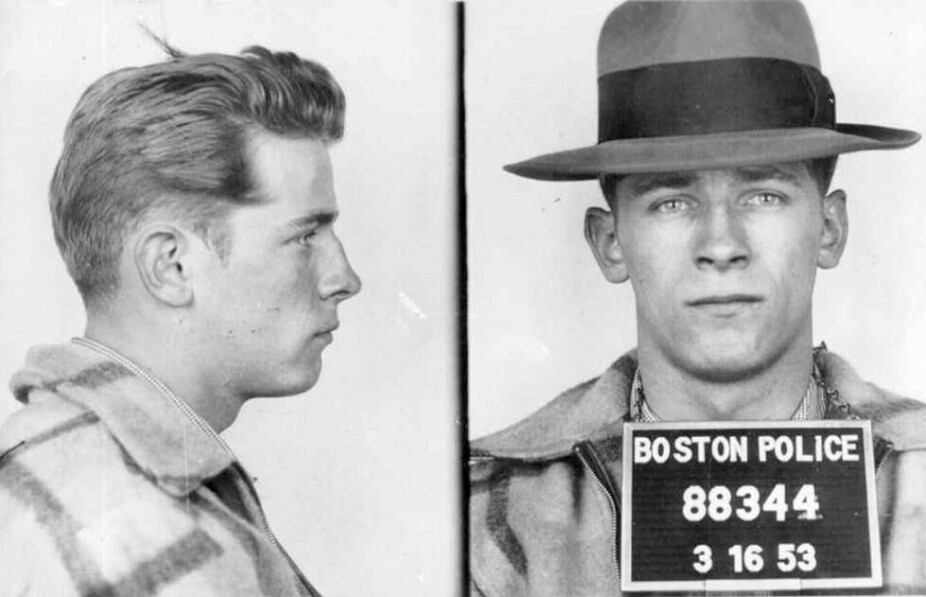 ETTERSØKT: Boston Police Department mugshot av James “Whitey” Bulger i mars 1953. Bulger var da leder for Winter Hill gang, en irsk mafiaorganisasjon som ifølge FBI terroriserte Boston.
