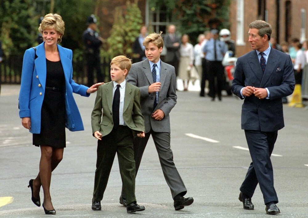 <b>DE GODE DAGENE:</b> Prins William sammen med lillebror prins Harry og mamma prinsesse Diana to år før hun omkom. Til høyre går pappa Charles.