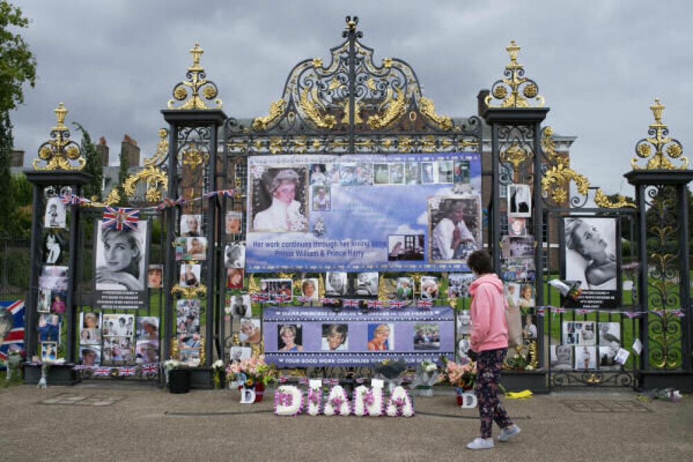 <b>UNISON HYLLEST:</b> Mennesker fra hele verden møtte opp utenfor Buckingham Palace for å hylle prinsesse Diana da hennes død ble kjent.