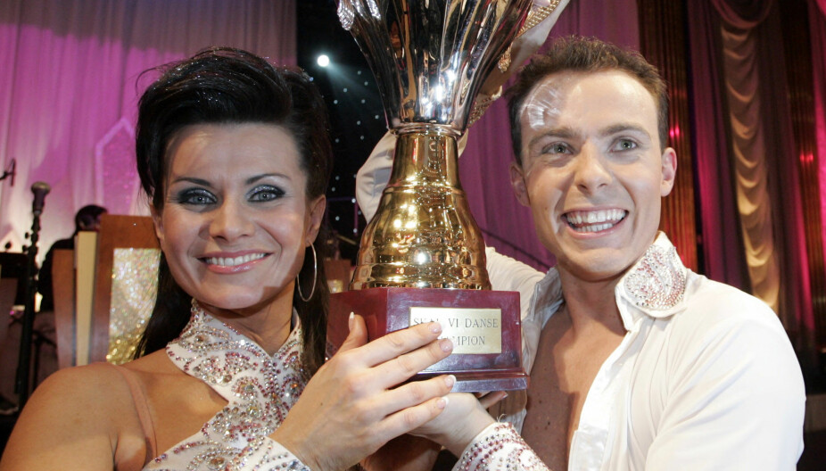 <b>SKAL VI DANSE 2006:</b> Katrine Moholt og Bjørn Wettre Holthe svingte seg helt til topps i finalen av «Skal vi danse» på TV2 søndag kveld. Seierspokalen.