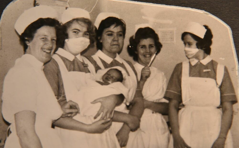 <b>FRA SIGRUNNS ALBUM:</b> Fra venstre avdelingssykepleier Aslaug Sæter, Sigrunn Stedal med baby i armene, Grete Moen, en ukjent <br>sykepleier på avdelingen og Edel Nordfjellmark.