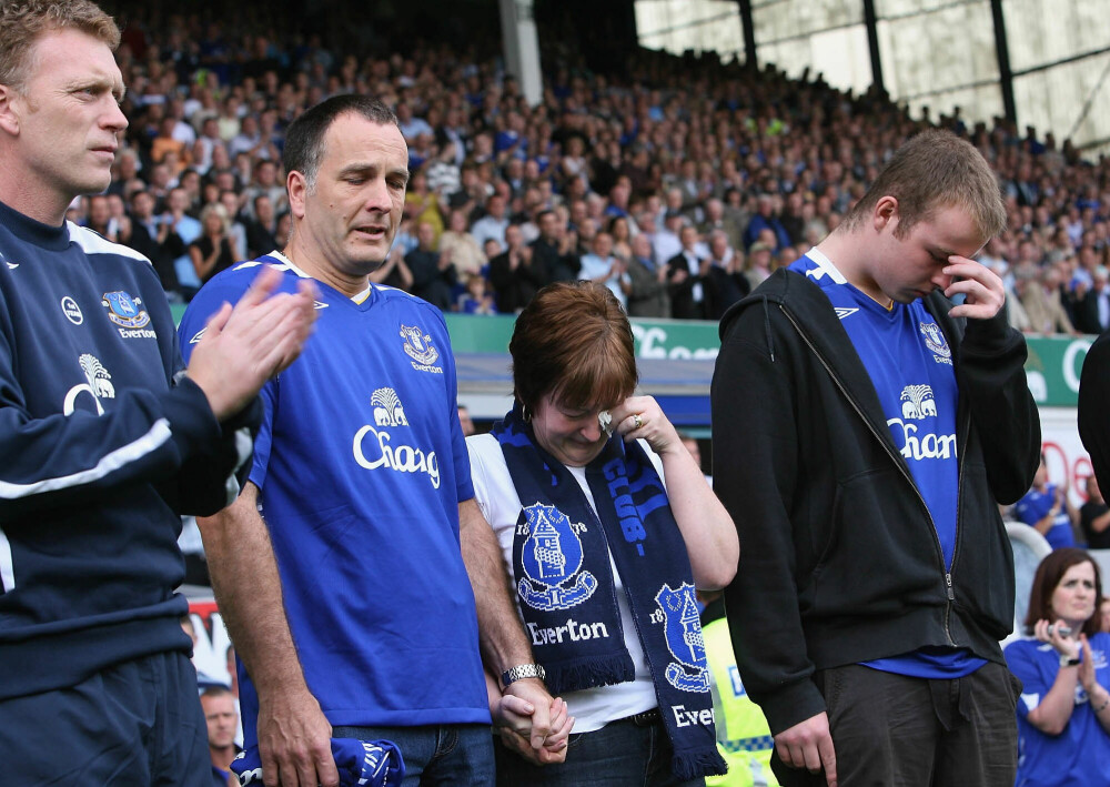<b>TRØSTELØSE:</b> Daværende Everton-trener ledet an i ett minutts applaus for Rhys Jones på Goodison i 2007, mens foreldrene Stephen og Melanie og storebror Owen sørger over tapet av gutten.