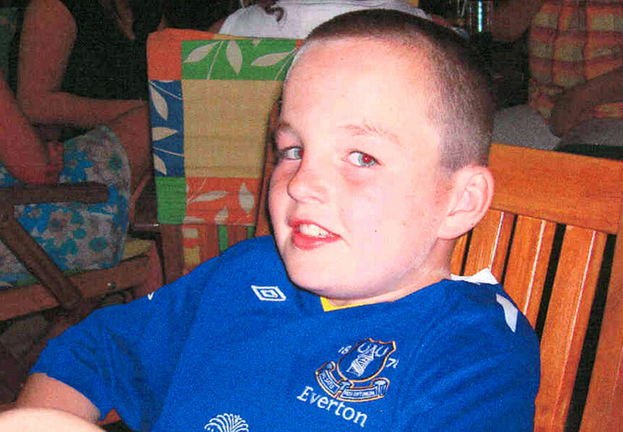 <b>DREPT:</b> Rhys Jones iført den blå klubbtrøya til favorittlaget sitt, Everton FC.