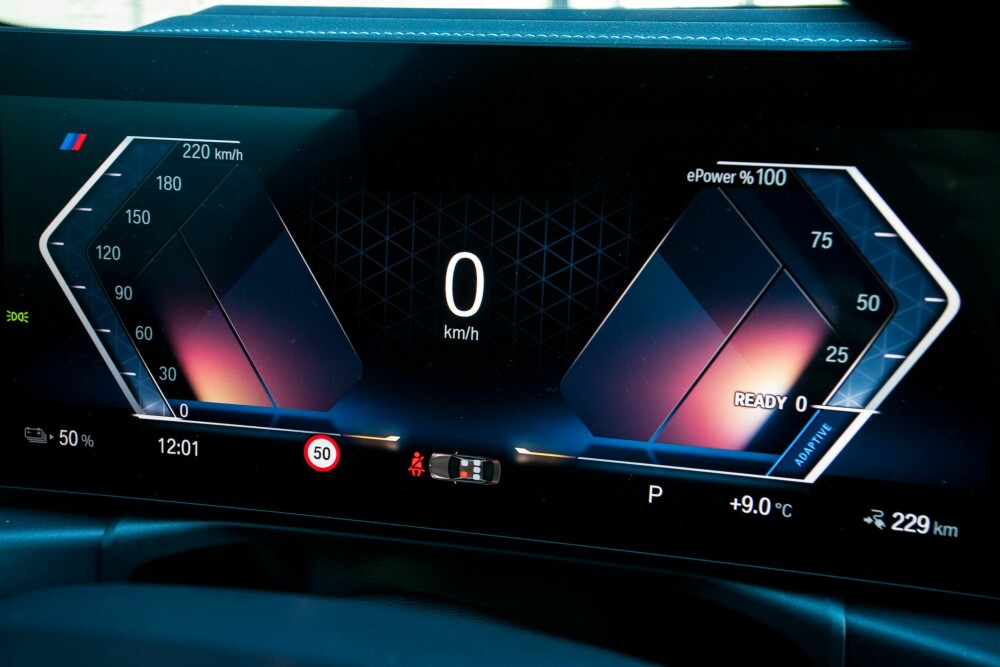 <b>STILIG:</b> Vi liker det nye skjermoppsettet til BMW, det kombinerer lekkert utseende med enkel betjening. 