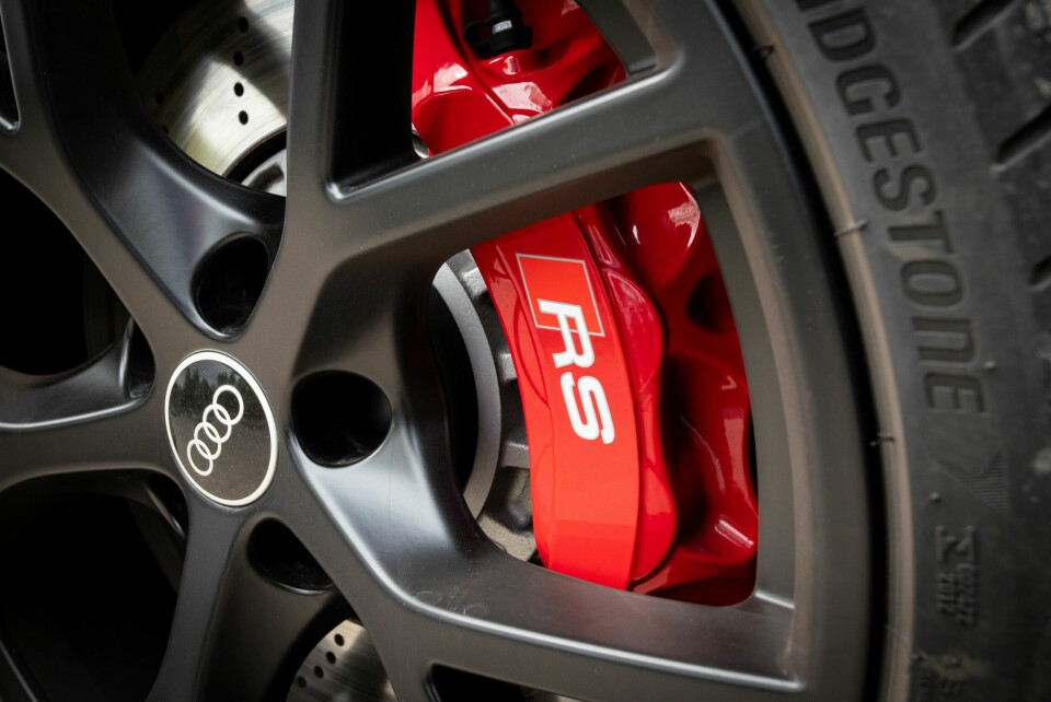 IKKE TIL PYNT: Både dekk og bremser i RS3 holder det de ser ut til å love.