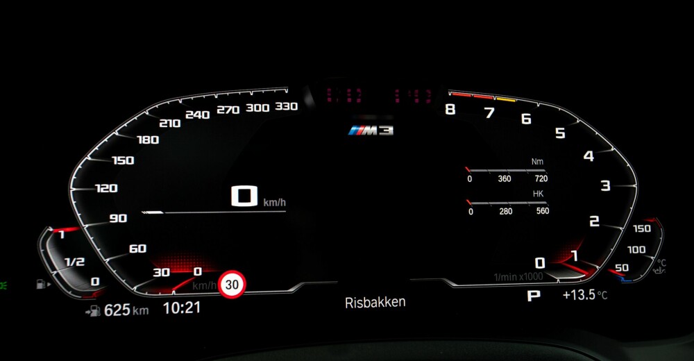 <b>TAR I:</b> Skalaen på speedometer og turteller viser at M3 går både høyt og fort. 