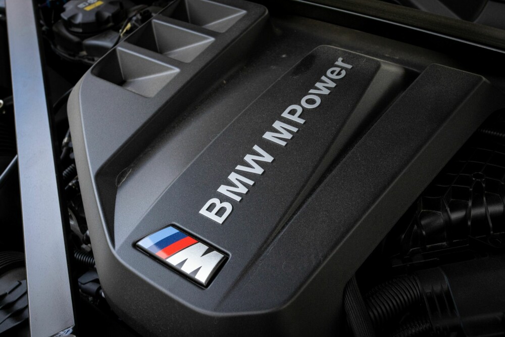 <b>LYVER IKKE:</b> Selv om BMW kunne gjort seg mer flid med motor­innpakningen, lyver den ikke. M Power så det holder. 