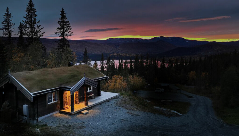 Denne hytta har kun belysning i inngangspartiet og lyset har retning mot bakken. Foto: Liaplassen Fjellhytte