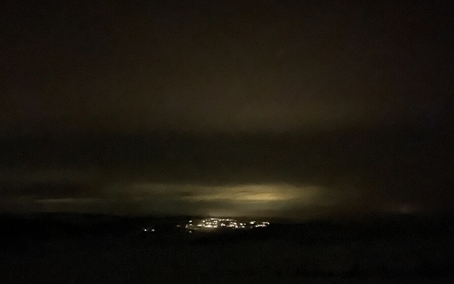 <b>LYSFORURENSING:</b> Dette bildet av et middels stort hyttefelt er tatt midt på natten på cirka halvannen mils avstand. Det viser refleksjonen av lyset opp mot himmelen. Foto: Øivind Lie-Jacobsen