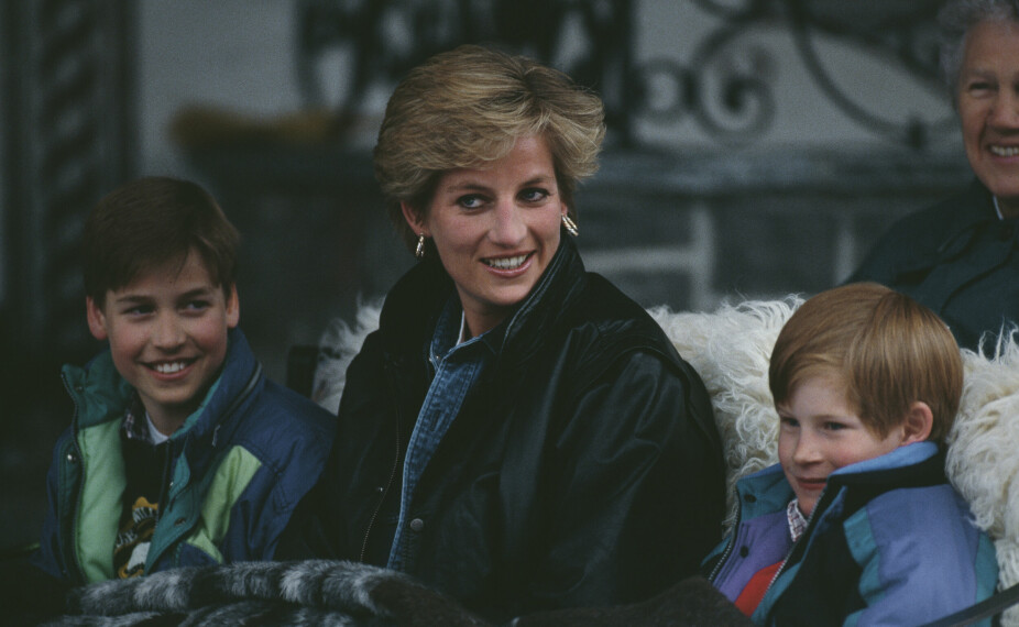 Diana avbildet med sønnene på en slede under en reise til Lech i Østerrike 30. mars 1993. (Photo by Jayne Fincher/Princess Diana Archive/Getty Images)