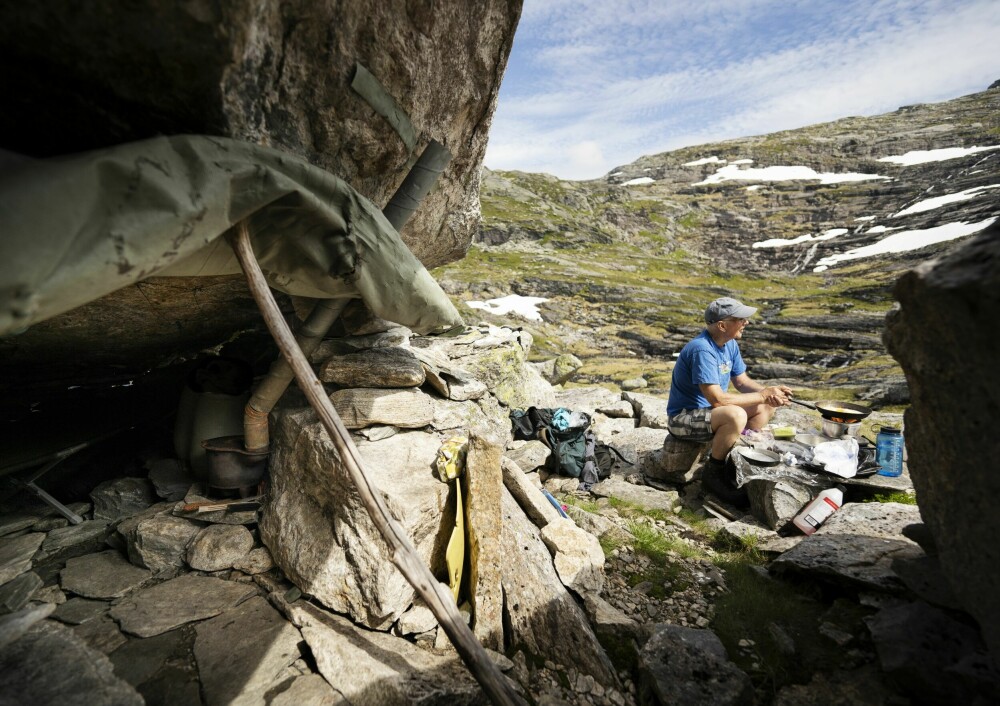 <b>HULEBOER:</b> I mer enn tretti år har Sverre (83) bodd i denne hula på Vestlandet hver høst. Han beskriver tilværelsen her som en stor naturopplevelse.