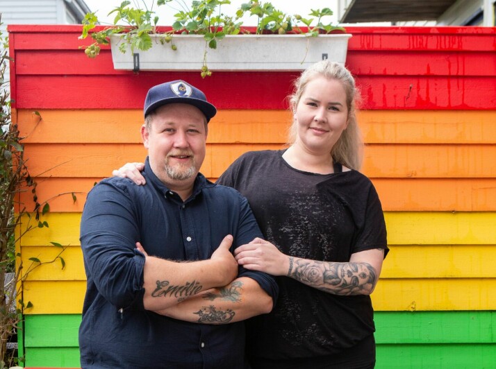 TO VOKSNE OG MANGE BARN: Stian Haavardsholm og Cathrine Ekornrød har en stor ungeflokk og mer enn nok av liv og røre i huset. Andre uforklarlige energier ville de gjerne bli kvitt, og foreløpig ser det ut til at Lillis rensing av hjemmet deres virker.