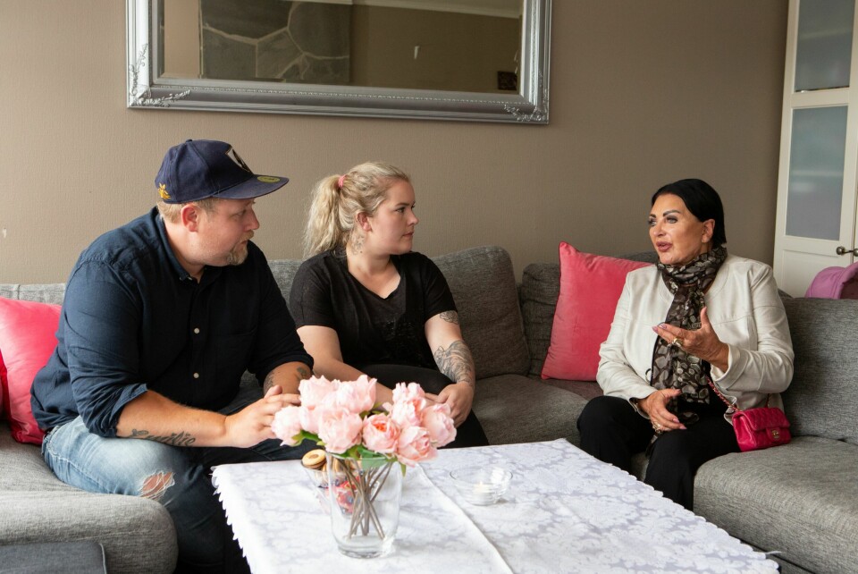 LILLI VIL HJELPE: Både Stian og Cathrine var overlykkelige da de fikk beskjed om at Lilli ville komme på besøk. Kunne hun finne ut av hvem de delte hjemmet sitt med?