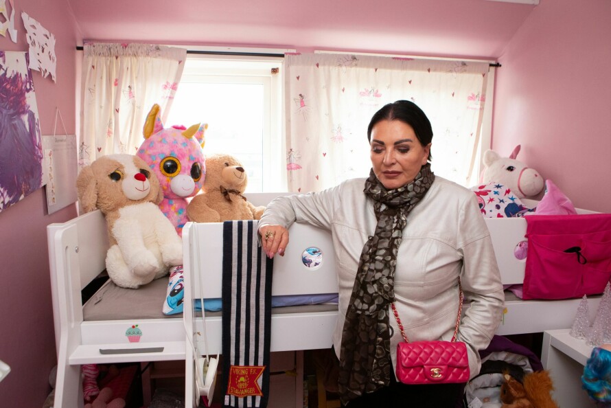 EN SYDAME: Samboerparet hører de stadig dunk og uforklarlige skritt, og ser skygger beveger seg i trappen. Lilli Bendriss fikk kontakt med flere energier i huset.