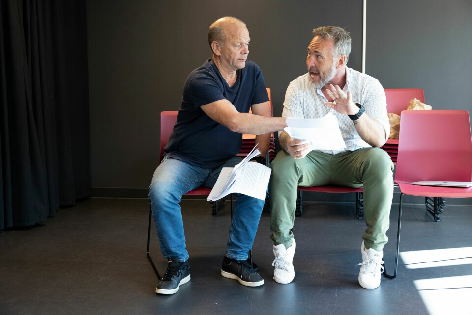 PÅ ØVING: Michael har holdt mange foredrag om sitt liv som alkoholiker, men i høst forteller han historien på en ny måte i humorshowet «Jeg stoler ikke på folk som ikke drekker». Her instrueres han av regissør Arvid Ones.