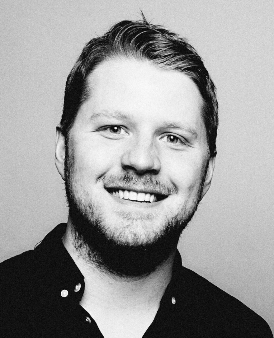 Fredrik Sjaastad Næss er 32 år fra Geilo. Han bor i Oslo med kone og barn, og er medprogramleder i Konspirasjonspodden.