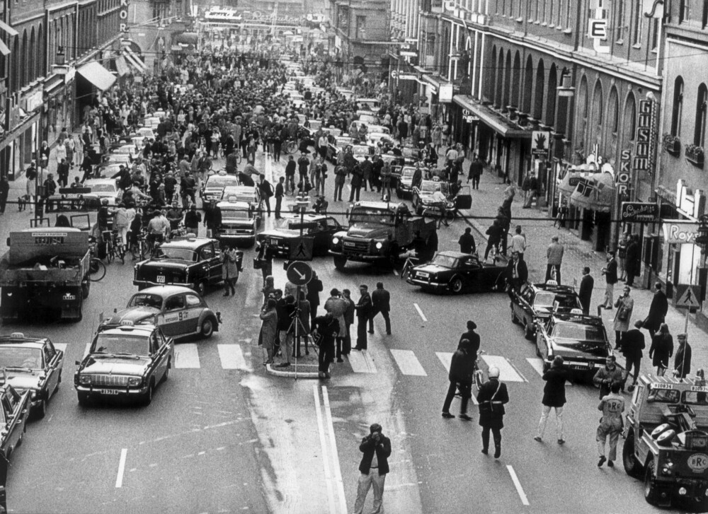 <b>OVER TIL «HÖGER»</b>: Situasjonen i Kungsgatan i Stockholm kl 0500 på morgenen 3. september 1967. Forsiktig kjører de første bilene og bussene over på høyre side.