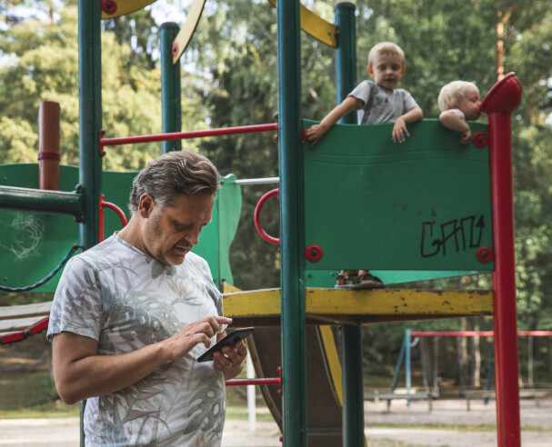 ER DETTE DEG? De fleste foreldre kan sikkert kjenne seg igjen i dette bildet. Pappa, PT og kostholdsveileder, Tom Carlos Eimhjellen, oppfordrer foreldre til å unngå mobilbruk når de er aktive med barna.