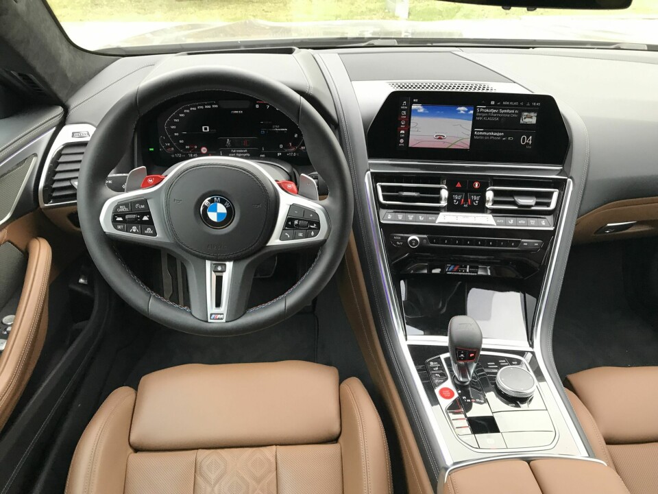 KJØREMASKIN: BMW Live Cockpit Professional med 12,3-tommers, heldigitalt instrumentdisplay og 10,25-tommers berøringsskjerm. Betjening med knapper, stemme, eller det praktiske iDrive-hjulet på den brede midtkonsollen.