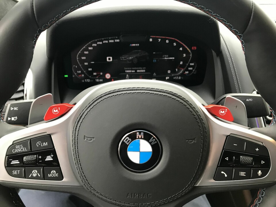 BAKHJULSDRIFT: Firehjulsdriften kan skrus helt av slik at alle de 625 hestene sendes til bakhjulene på den seks meter lange bilen.