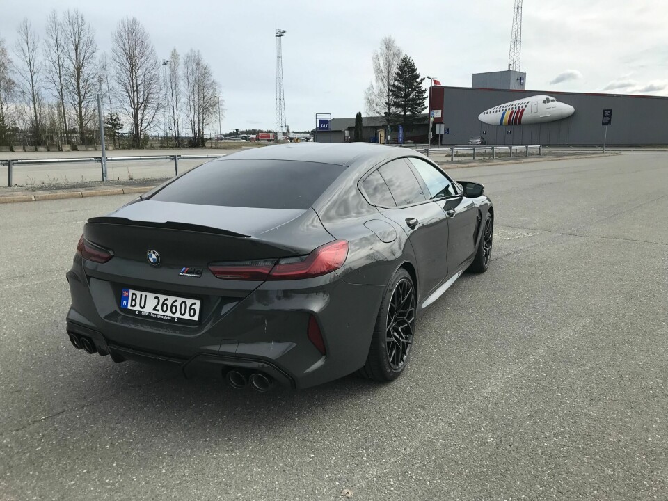 LYDBILDE: Lyden fra de to parene med eksosrør kan justeres fra førerplassen. Endestykkene på eksosanlegget er 10 centimeter brede. Vi skulle gjerne hatt mer lyd enn det EU tillater.