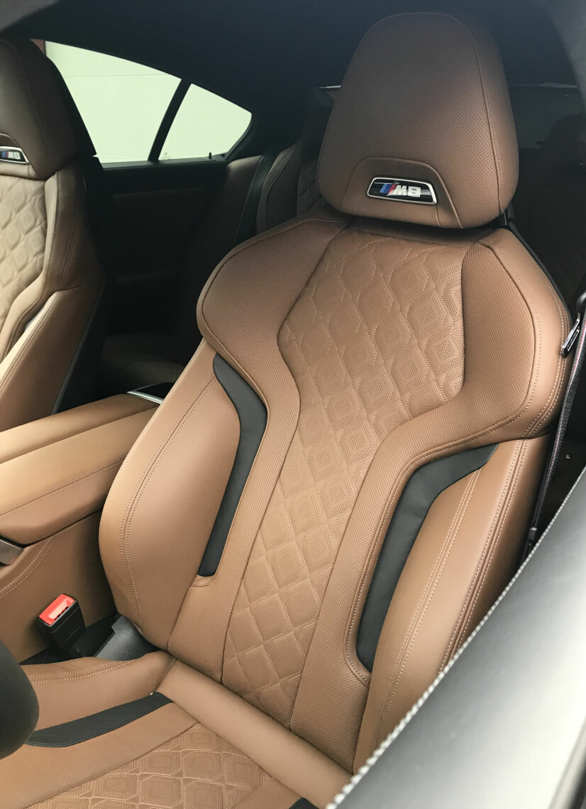 SKINN: Perforerte skinnseter med varme, ventilasjon og tilstrekkelig sidestøtte. De er like gode å sitte i som det ser ut som.