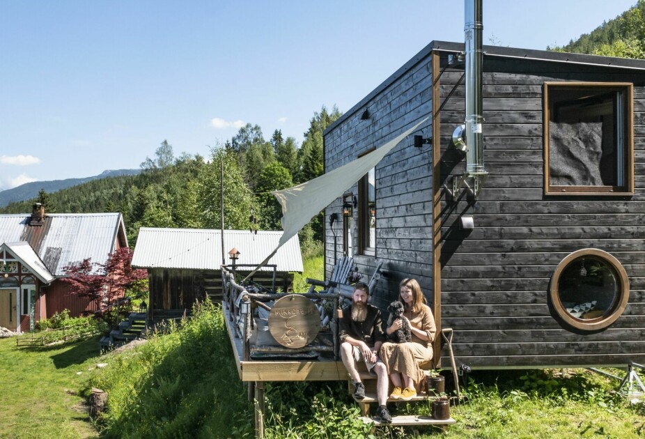 MIKROHUS: Robin, Kaisa og dvergpuddelen Willy bor på 22 kvadratmeter høyt oppi lia i Seljord, med utsikt både til skog, massive fjell og kulturlandskap.
