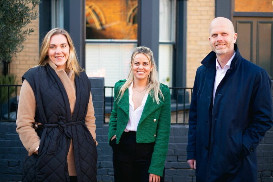 LUKSUSFELLEN: «Luksusfellen» forhandlet i Cecilies sak direkte med bankene for å få til en avtale. Her er Cecilie med «Luksusfellen»-profilene Lene Drange og Hallgeir Kvadsheim.