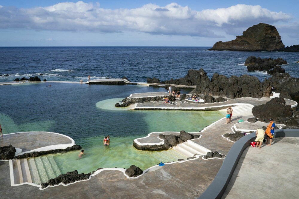 <b>NATURLIG:</b> Madeira har svært få strender. Derfor har man bygget en rekke naturlige bassenger, der sjøvannet strømmer inn.