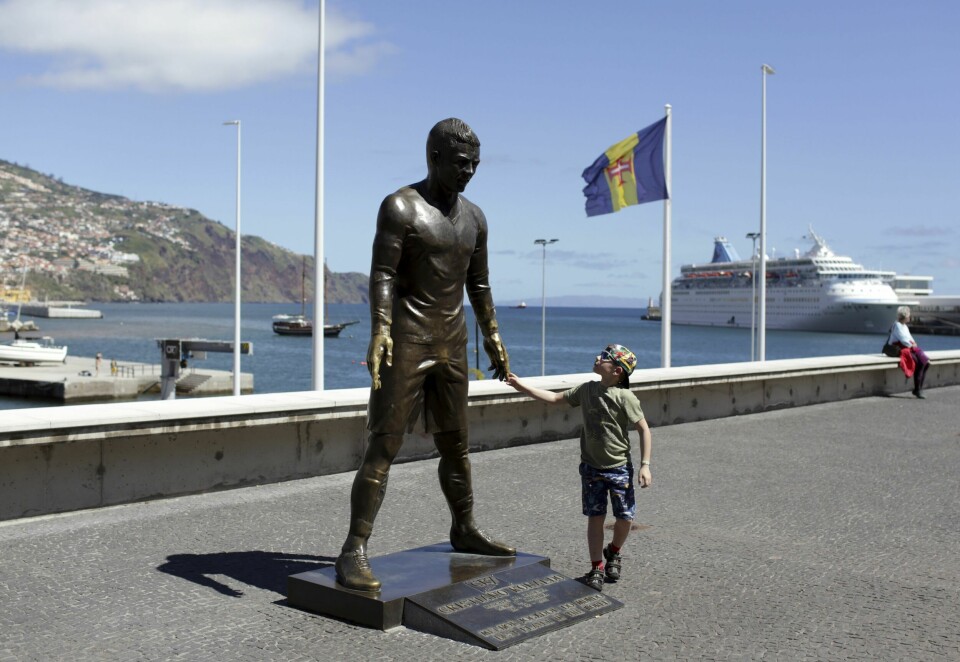 ØYAS STORE SØNN: Vi fant bare den nest dårligste statuen av øyas store sønn, Cristiano Ronaldo. Denne står i Funchal.