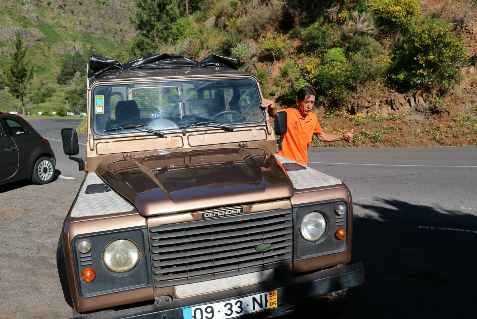 OFFROAD: Hvorfor ikke se øya stående bak på en av tidenes tøffeste biler? Men pass opp for lavthengende greiner.