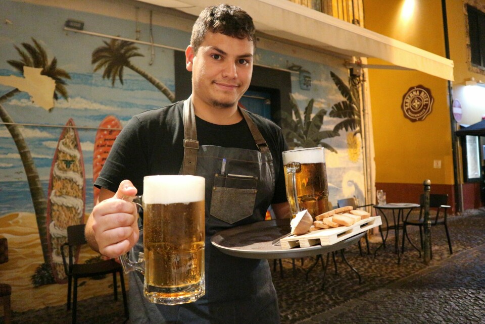 HEL-LITER: Ber man om «en stor øl» i Funchal, så får man det. Ikke 0,5, ikke 0,6, men en hel liter. Saúde!, som portugiserne sier når de skåler.