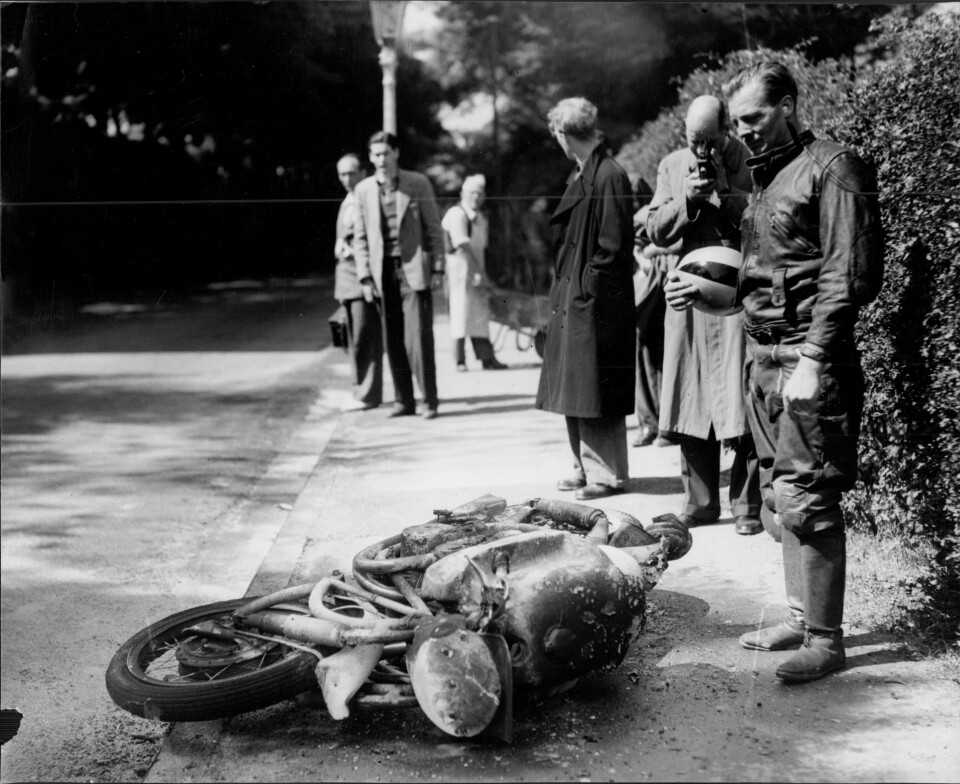 DØDSULYKKER: Georg Down ser ned på vraket av MV Augusta-sykkelen til konkurrenten Lee Graham som døde i Isle of Man-racet i 1953.
