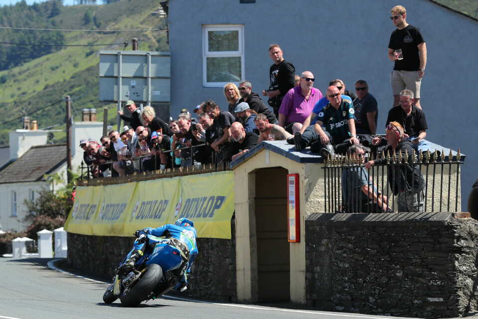 POPULÆRT: TT-racene strekker seg over to uker i mai og juni og tiltrekker seg mange tusen tilskuere. Her farer Dean Harrison på sin Kawasaki gjennom landsbyen Ballaugh.