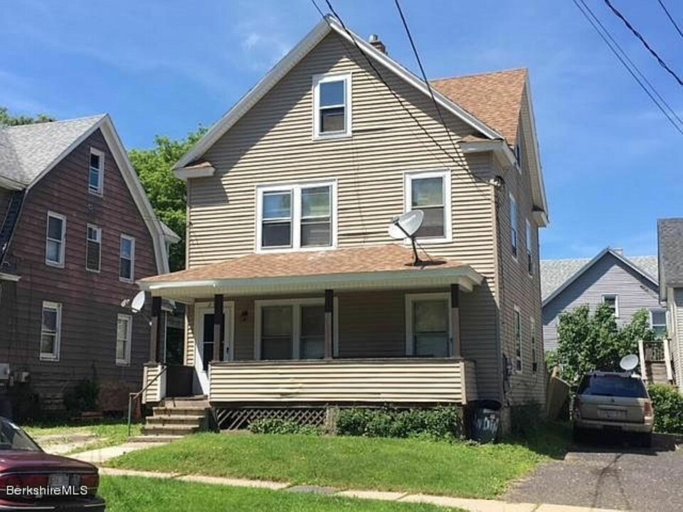 BORTFØRT: I første etasje i dette huset bodde David Glasser og Edward Frampton, to av ofrene. En kamerat som bare var på besøk, ble også drept av inntrengere.