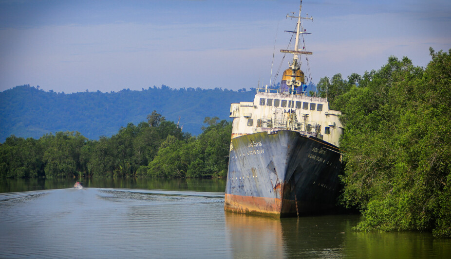 FORLATT I TROPISK SUMP: I årevis lå Hurtigrutens tidligere flaggskip "Kong Olav" i opplag i mangroveskogen i fjordarmen Kra Buri, på thailandsk side av grensefloden mellom Thailand og Myanmar.
