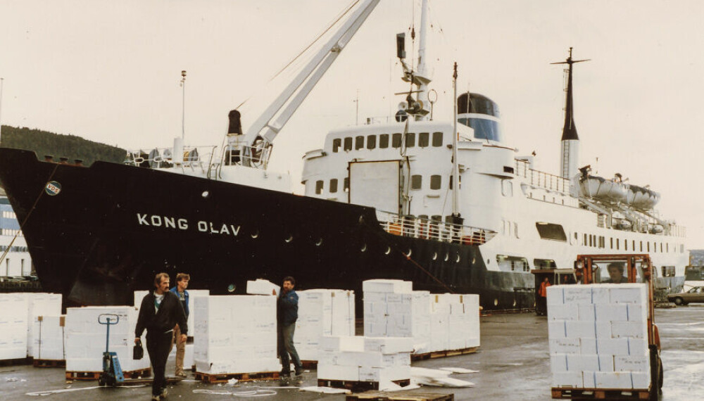 Hurtigruteskipet MS Kong Olav losser i Bergen i 1986.