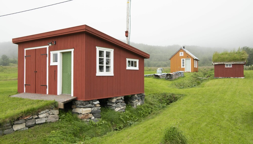 SMÅHUS: Etter at Nerstua var ferdig til bruk, har Johan bygd naust og flere småhus på eiendommen.