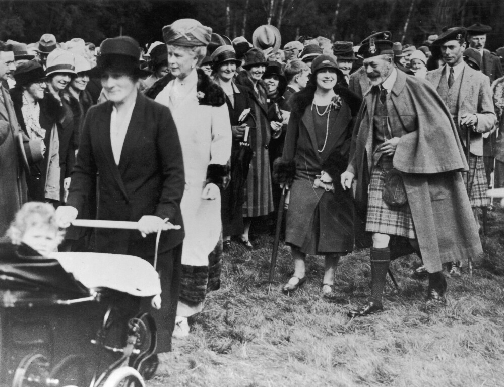 <b>FORGUDET:</b> Kongefamilien i Skottland i 1927, prinsesse Elizabeth i vogn foran, mens dronning Mary, kong Georg 5. og hertuginne Elizabeth følger etter. Prinsessen var kongeparets første barnebarn. De hadde vært temmelig strikse og strenge med sine egne barn, men med sønnedatteren ble også de myke om hjertet.