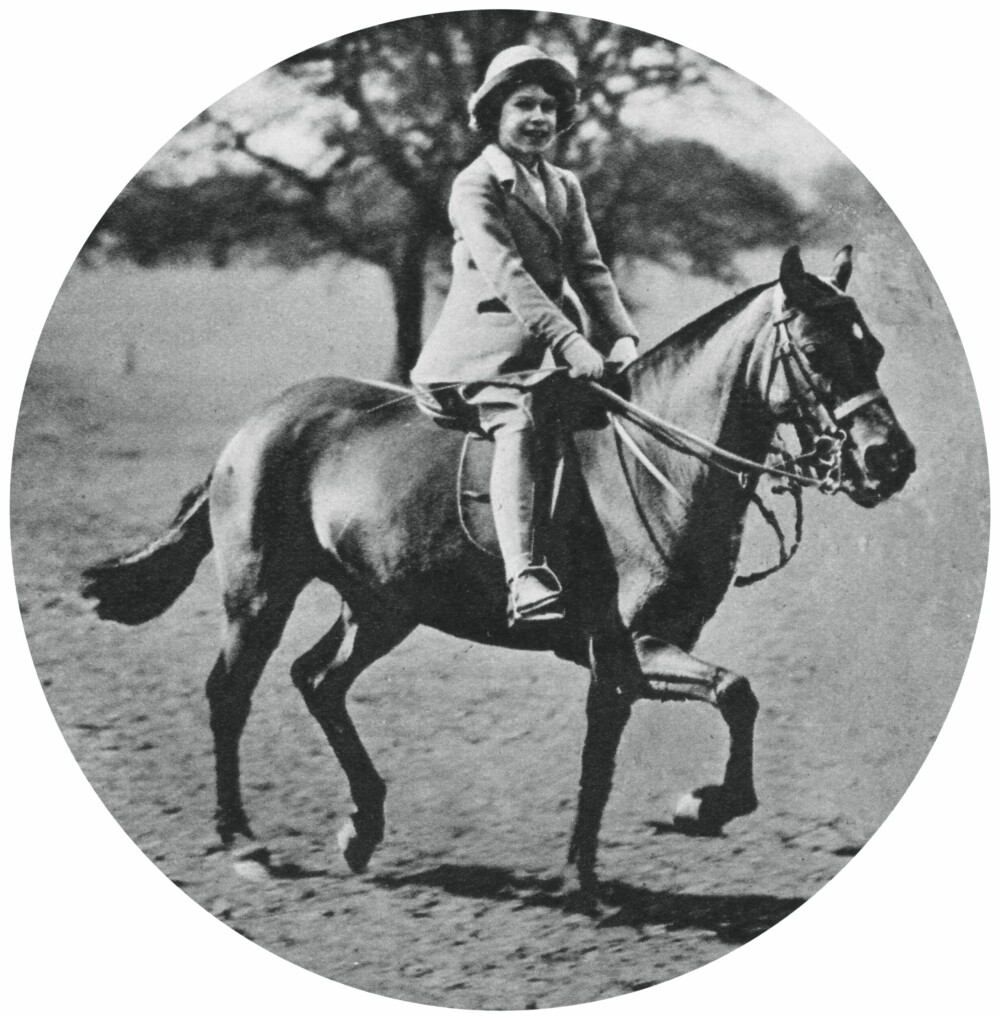 <b>HESTEJENTE:</b> Prinsesse Elizabeth i 1935. Hun var hele livet gjennom en svært dyrekjær person, særlig elsket hun hunder og hester. Hun erklærte som liten at hun ønsket å gifte seg med en bonde, slik at hun kunne ha mange kuer, hester og hunder.