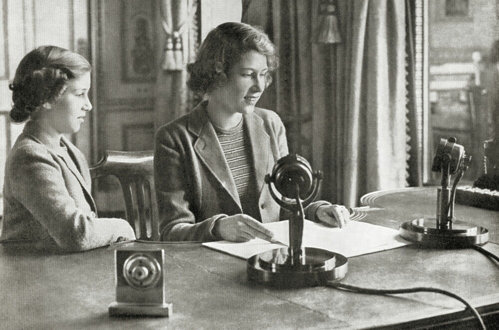 <b>KRIGSINNSATS:</b> Margaret og Elizabeth i oktober 1940. Krigen var i full gang og de små prinsessene sendte hilsener til nasjonens barn via BBC.