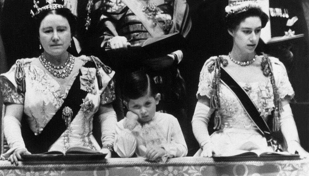LITT KJE­DE­LIG: Da Elizabeth ble kro­net 2. juni 1953 var ikke Char­les mer enn fire og et halvt år. Alt­for ung for hele se­re­mo­ni­en, men han fikk være med i 10 mi­nut­ter og fikk stå midt imel­lom mor­mor dron­ning­mo­ren og tan­te Mar­ga­ret. Men selv 10 mi­nut­ter kan fø­les len­ge.