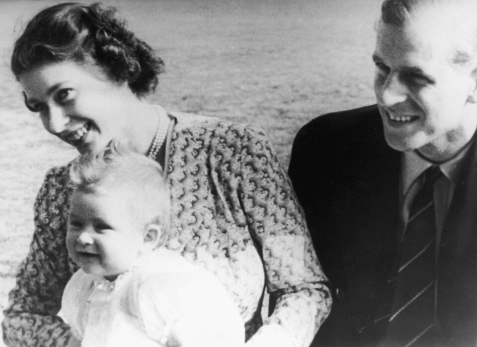 PRINS CHARLES: Philip og Elizabeth med Charles, sommeren 1949. Ikke vanskelig å se hvor stolte de er.