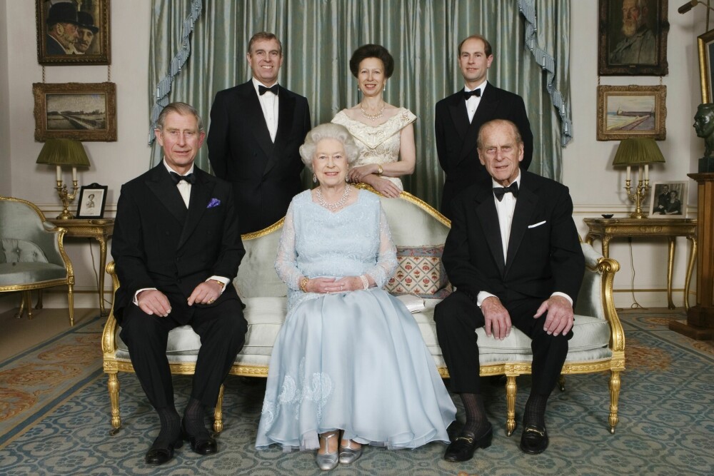 <b>DIA­MANT­PAR:</b> Elizabeth og Philip med sine fire barn i 2007, da de fei­ret 60 år som ek­te­par. Av de­res fire barn har tre skilt seg. Men det er li­ten me­ning i å kland­re Elizabeth for skils­mis­se­ne, bare det å leve i en kon­ge­fa­mi­lie vil være en be­last­ning i seg selv.