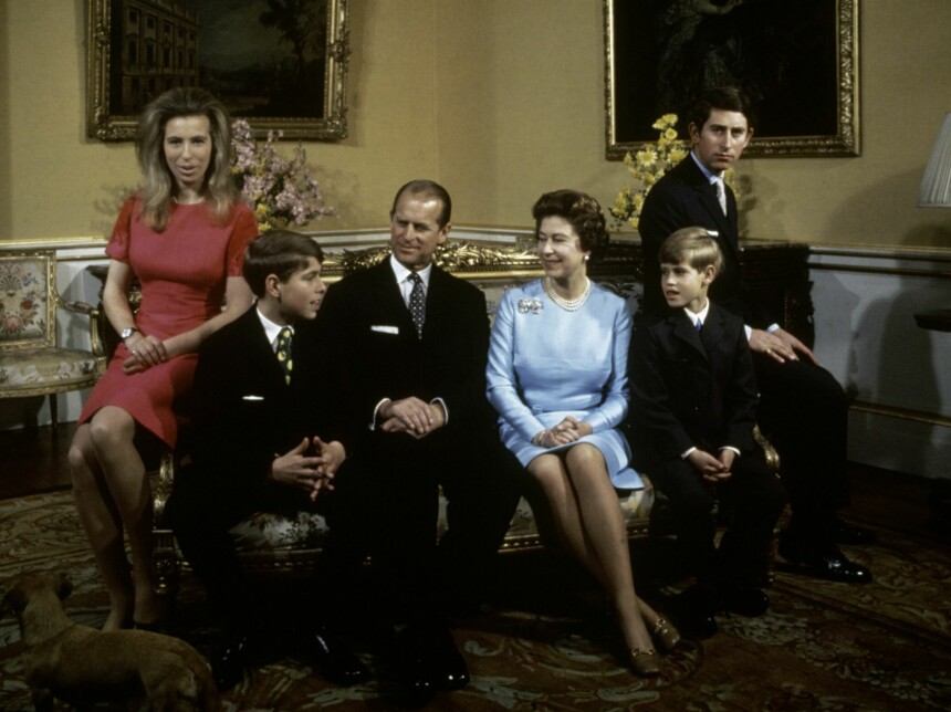 KONGEFAMILIEN: Kongefamilien i 1972. Året etter giftet Anne seg, og det kom flere inn i familien. På denne tiden kunne Elizabeth og hennes familie nyte en tilværelse hvor det var svært langt mellom hver gang de ble utsatt for kritikk. Men med barnas problematiske ekteskap ble de alle revet ned fra pidestallen.